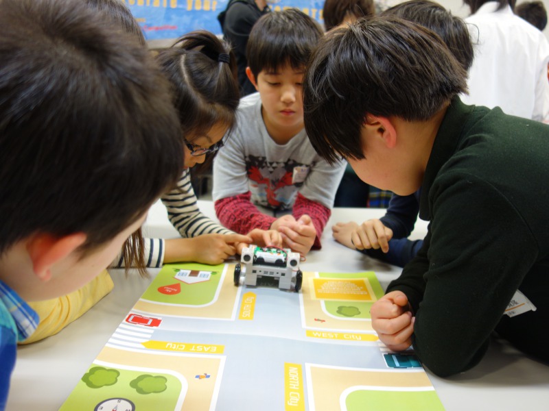 東京都目黒区の民間学童保育でロボットプログラミングイベントを開催しました