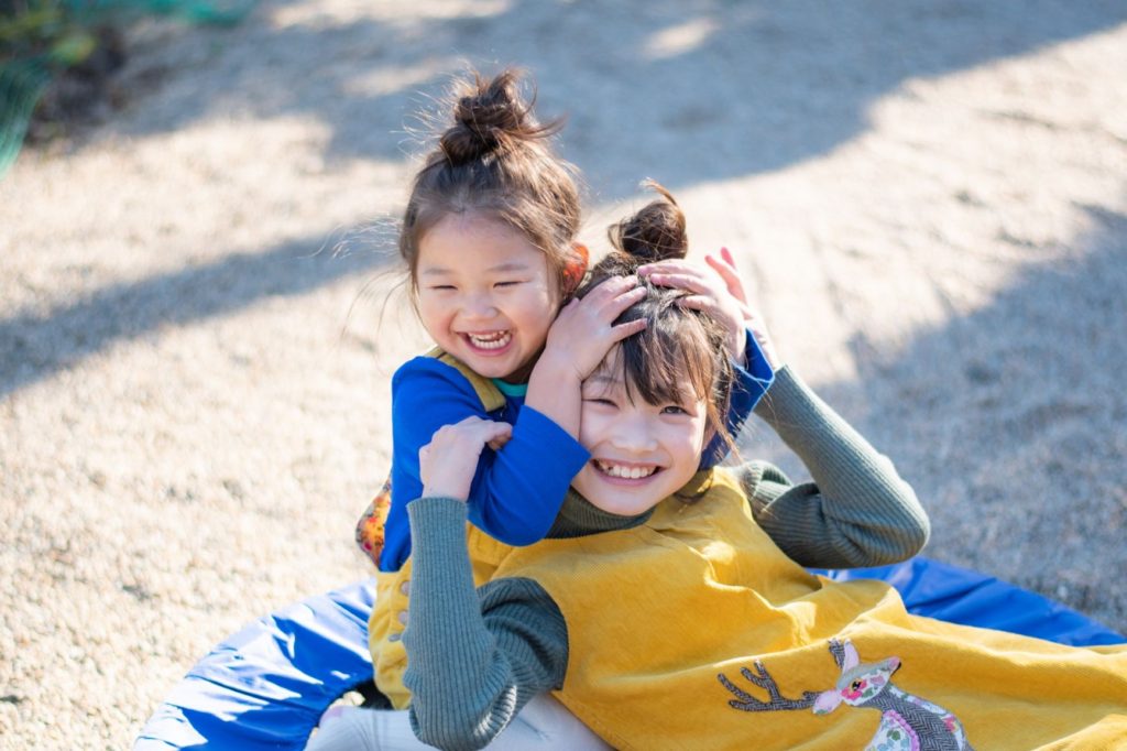 遊んでいる子供