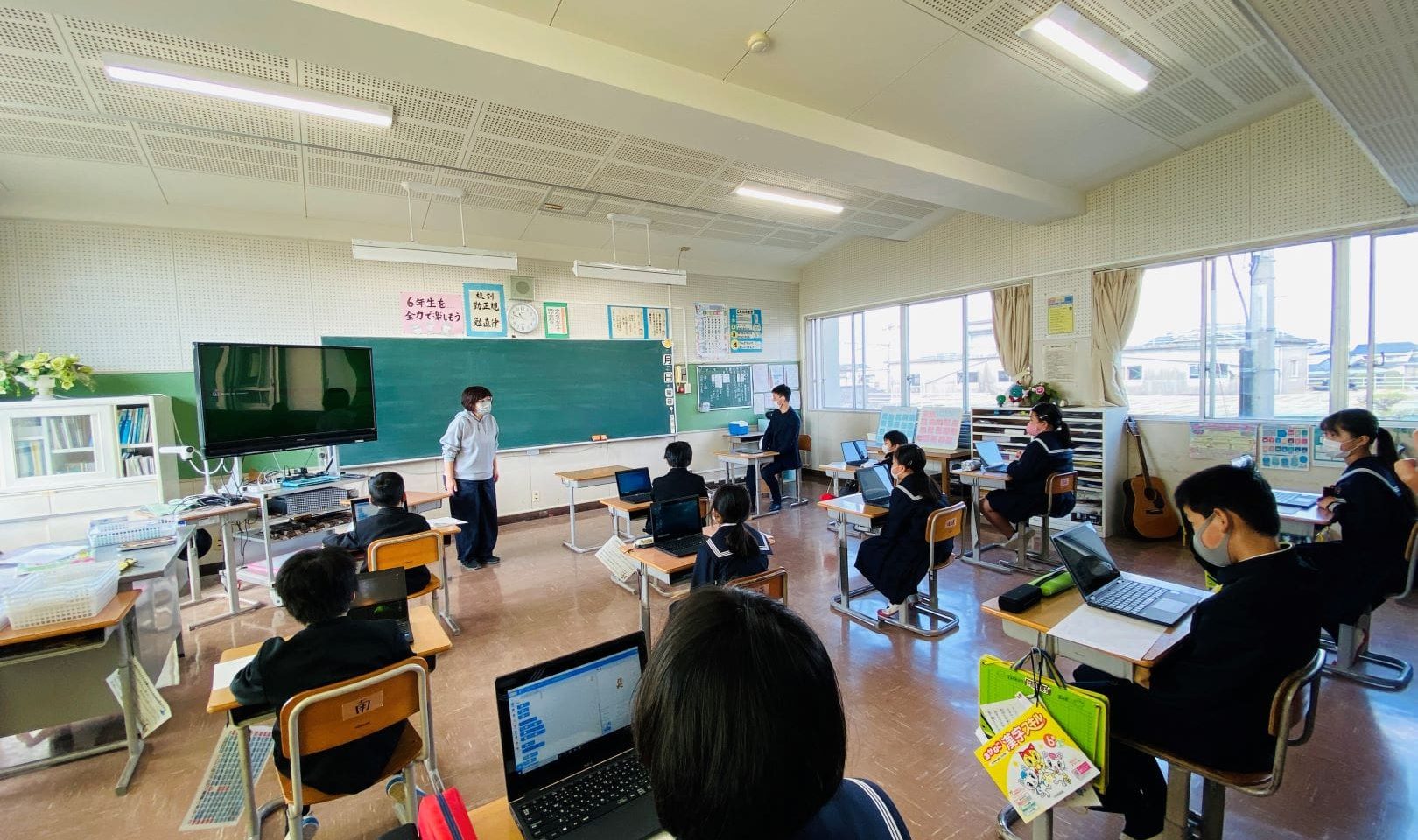 徳島県松茂町でプログラミング授業を受ける子どもたち