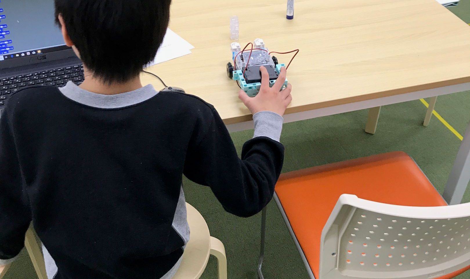 ステモン静岡校でロボットのレッスンを受けている子ども