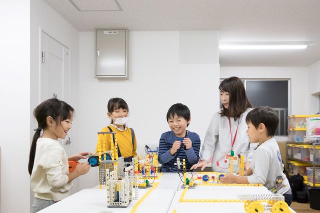 ブロックで楽しくものづくりをする子どもたち