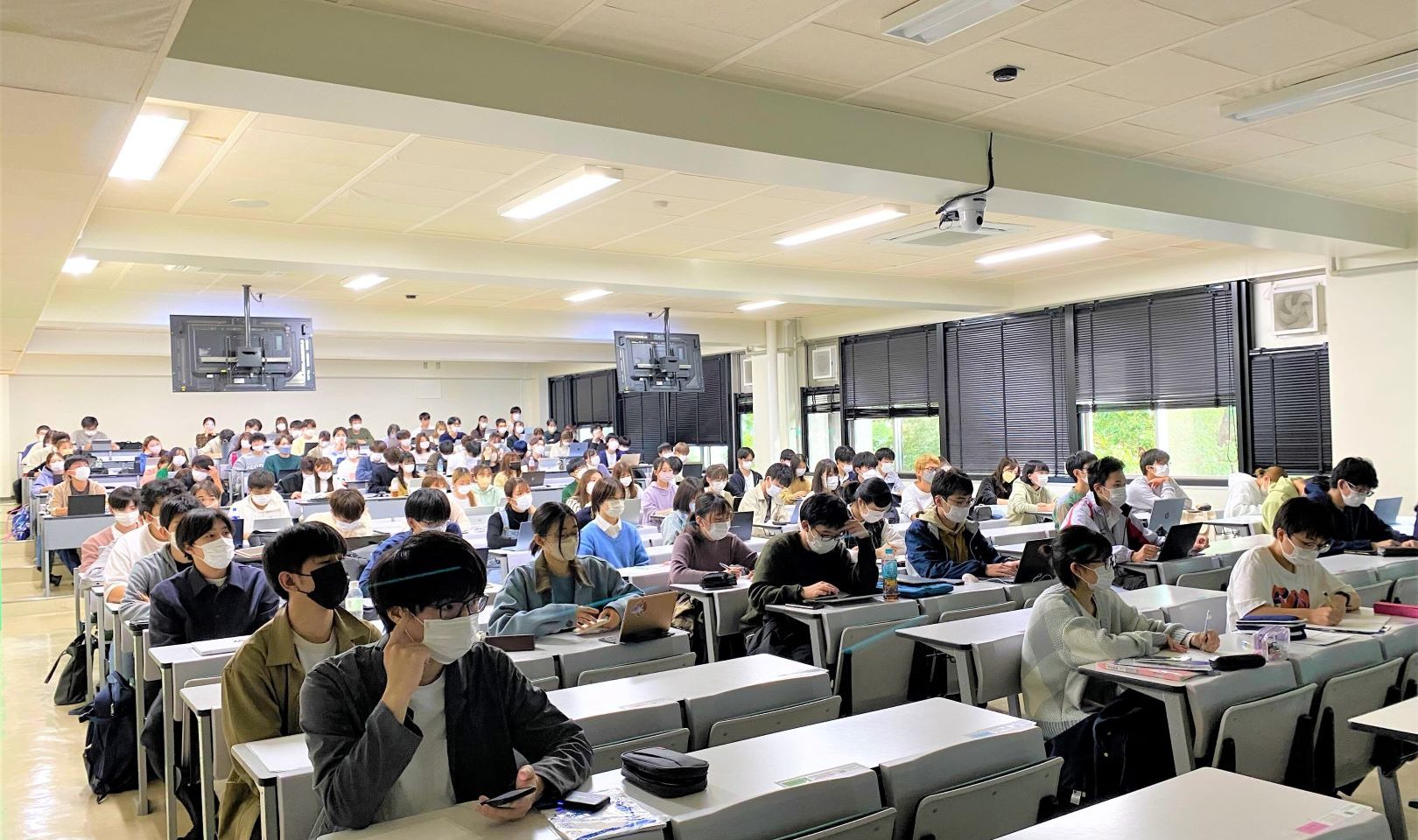 中村の講演に耳を傾ける埼玉大学の学生たち